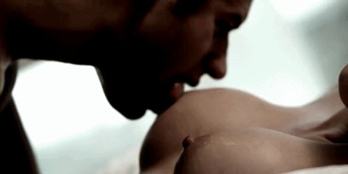 男人爱抚女孩的GIF。100动画的色情图片