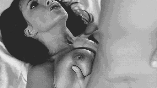 Sexe entre seins GIFs porno